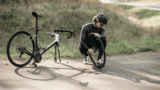 Mann repariert Fahrrad draußen